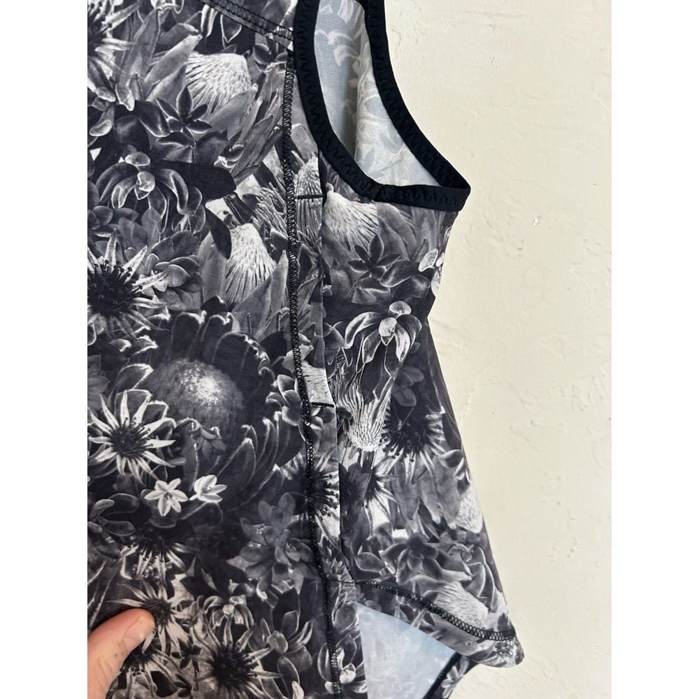 Lululemon Flowabunga Run Split Singlet Dark Floral Tank‎ M Lightweight Sporty - Picture 5 of 5